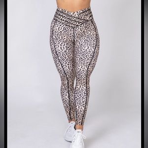 Muscle Nation Women’s Size XL Full Length V Wrap Leggings Yellow Leopard